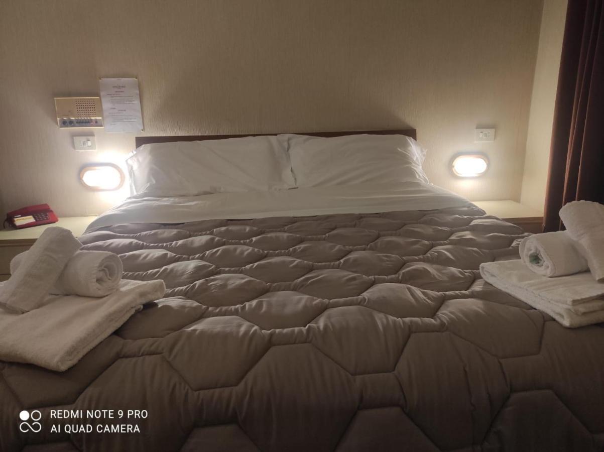 Hotel Centrale Чиуси Экстерьер фото