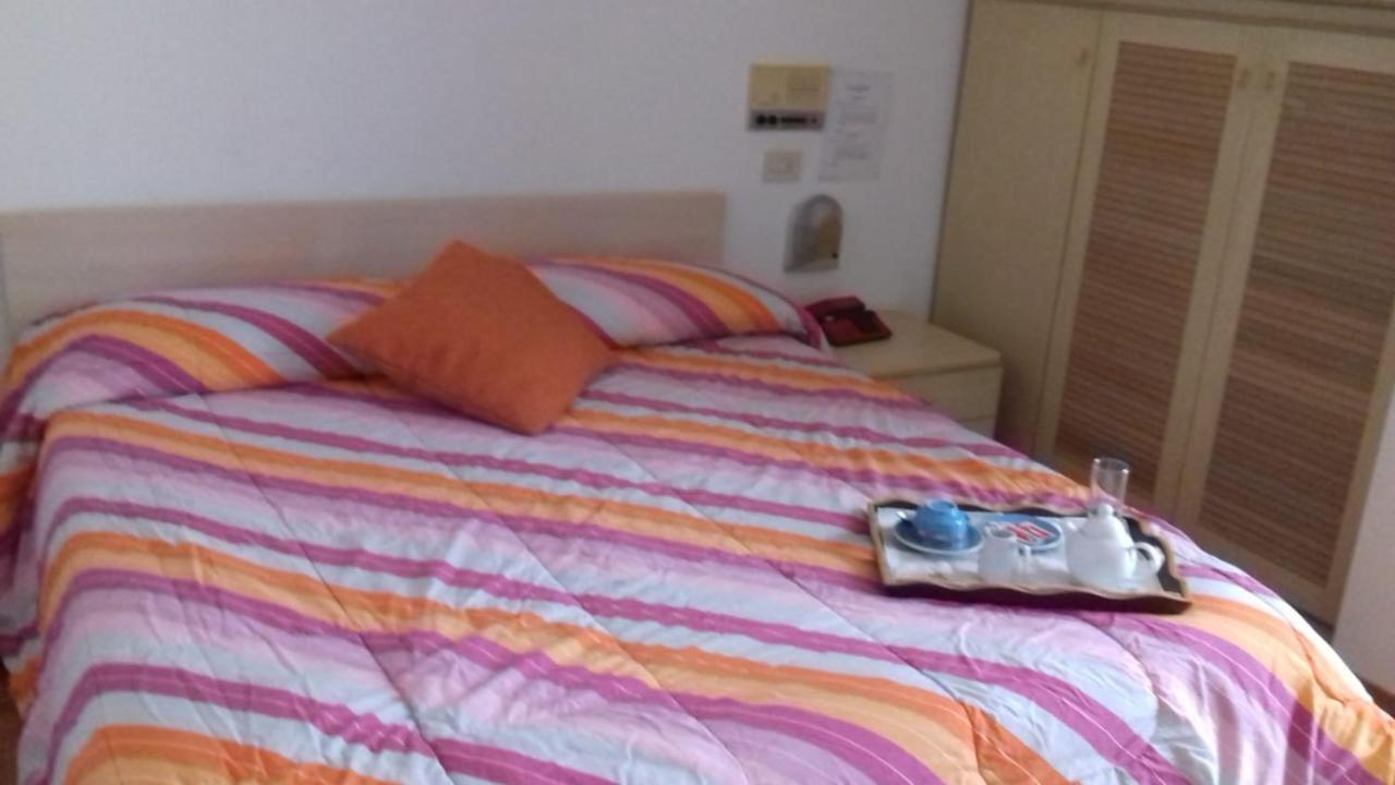 Hotel Centrale Чиуси Экстерьер фото