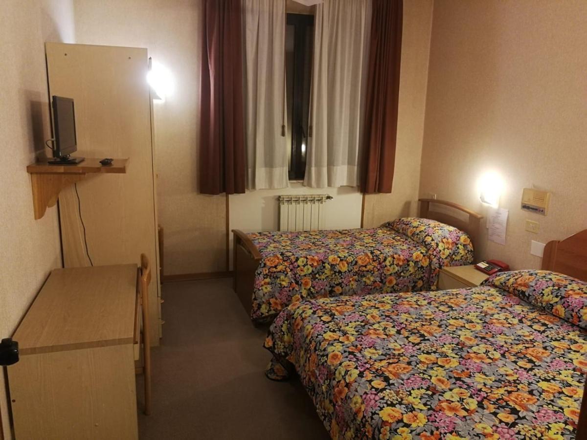 Hotel Centrale Чиуси Экстерьер фото